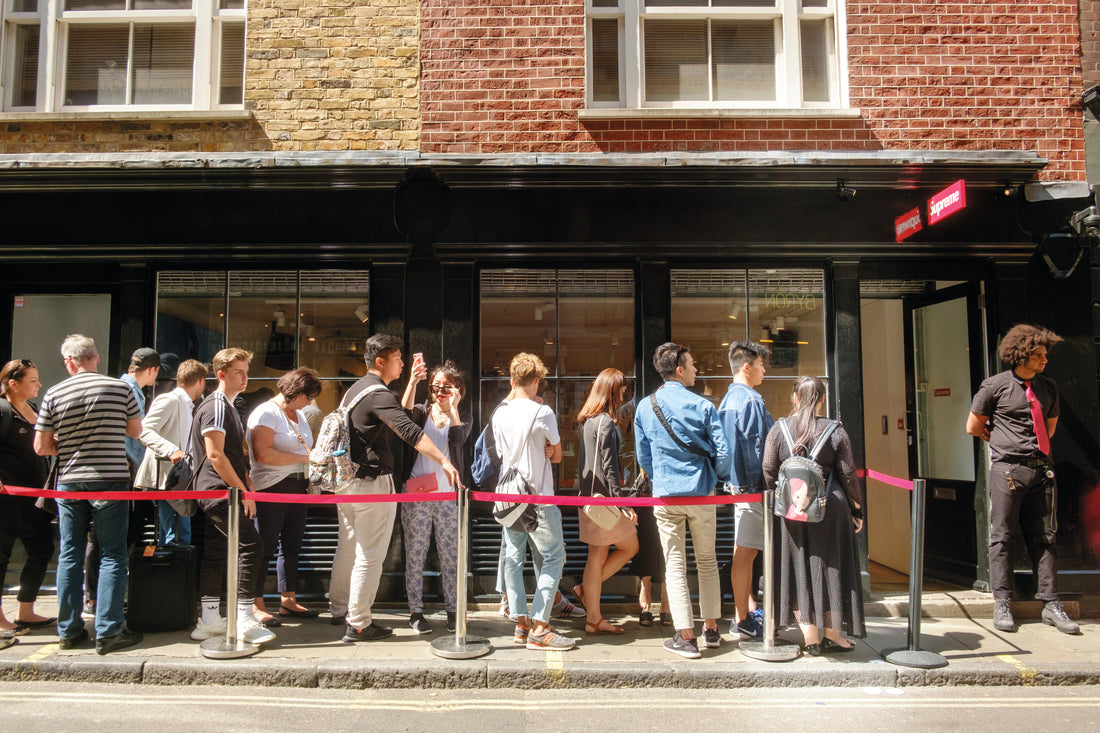 Einst Skateboard-Marke, heute Meisterin der Verknappung die Streetwear-Brand Supreme | Foto: Scott Hortop Travel/ALAMY STOCK FOTO