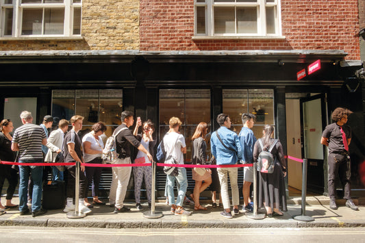 Einst Skateboard-Marke, heute Meisterin der Verknappung die Streetwear-Brand Supreme | Foto: Scott Hortop Travel/ALAMY STOCK FOTO