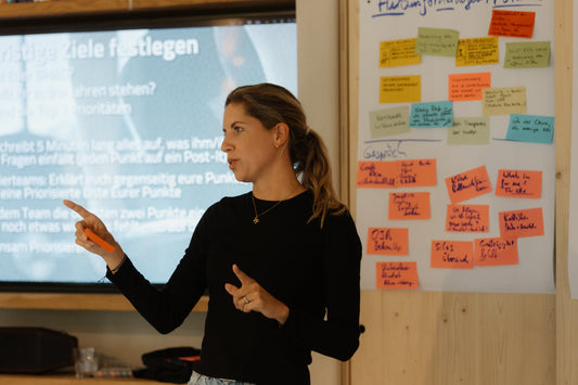 „Führung heißt nicht, alles selbst zu lösen, sondern Räume zu schaffen, in denen andere wachsen können."