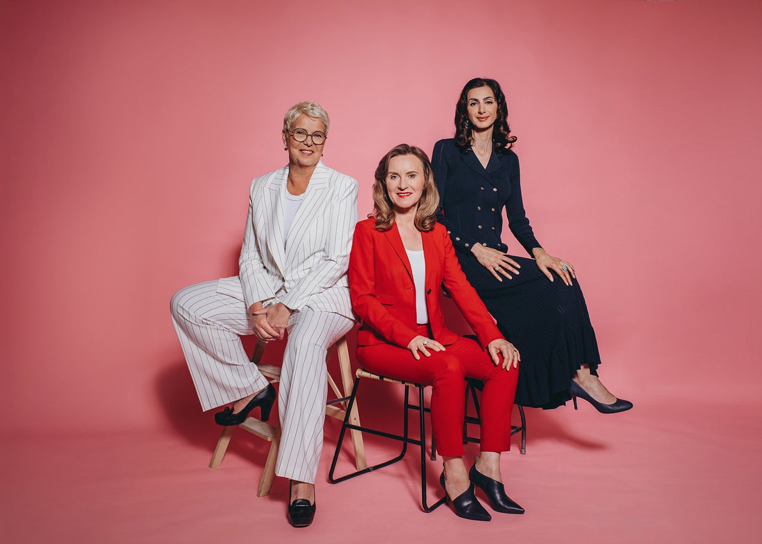 Frauen, die an der Spitze stehen und andere mitnehmen